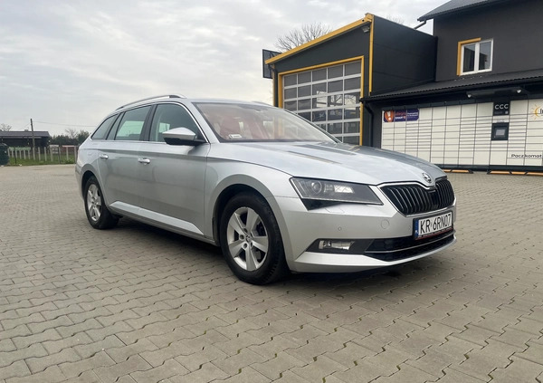 Skoda Superb cena 69900 przebieg: 142000, rok produkcji 2017 z Rymanów małe 466